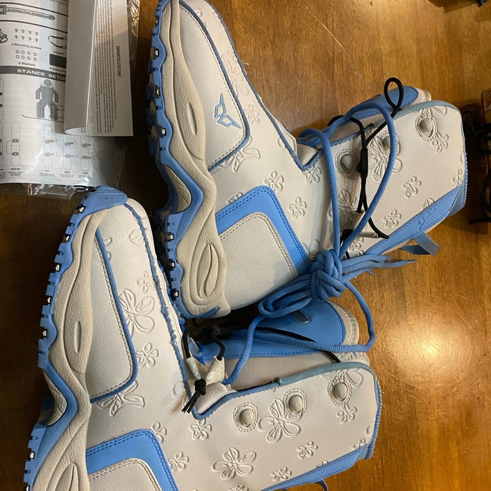Heelside Blue and White Snowboard Boots